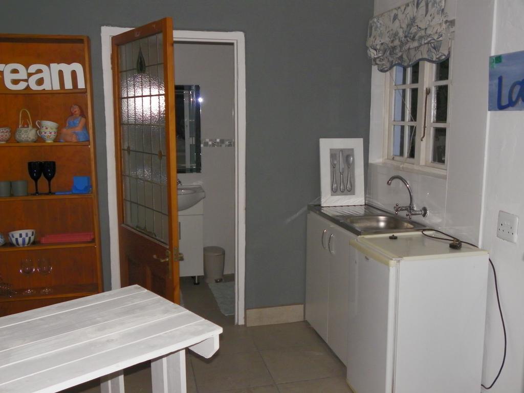 Blue'S Guest House - East London Bonza Bay Exterior photo
